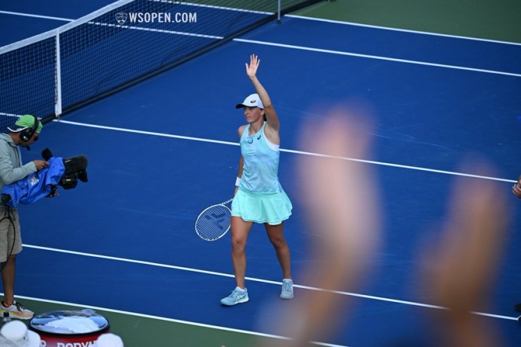 她近年来在 她近年来在